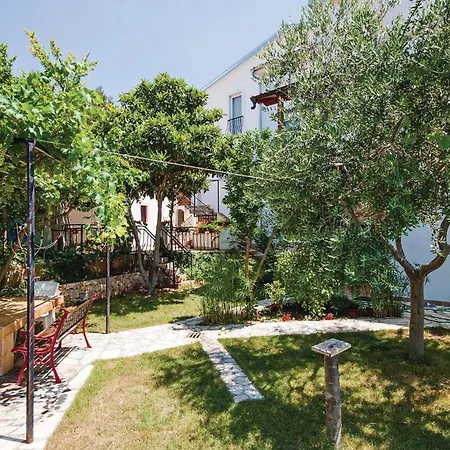 2 Bedroom Amazing Apartment In Posedarje 公寓