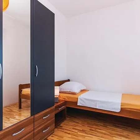 2 Bedroom Amazing Apartment In Posedarje 珀塞达耶