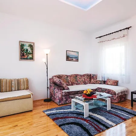 2 Bedroom Amazing Apartment In Posedarje 公寓