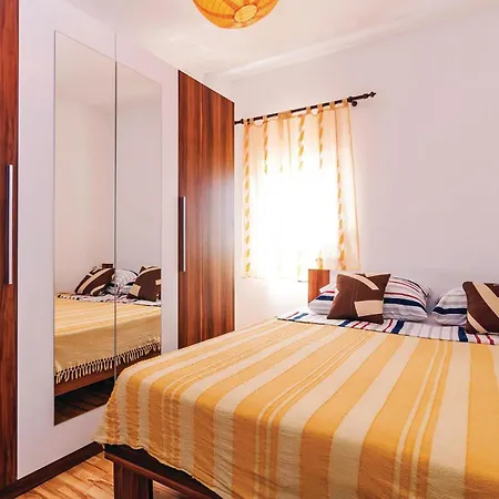 2 Bedroom Amazing Apartment In Posedarje 公寓 珀塞达耶