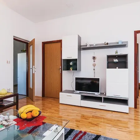 2 Bedroom Amazing Apartment In Posedarje 公寓