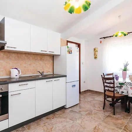 2 Bedroom Amazing Apartment In Posedarje 珀塞达耶