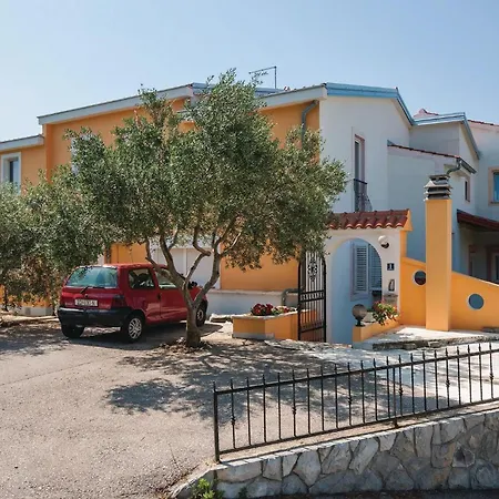 2 Bedroom Amazing Apartment In Posedarje 公寓