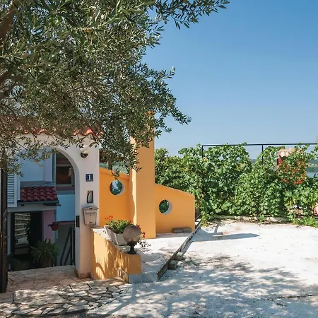 Apartamento Two-bedroom In Posedarje